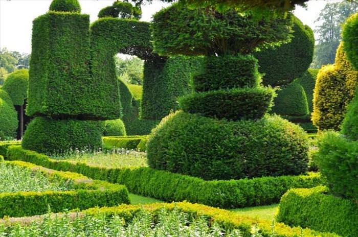 Where is the oldest topiary garden?