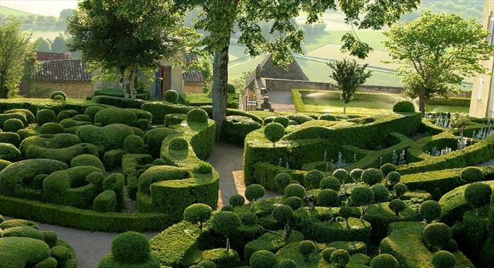 Where is the oldest topiary garden?
