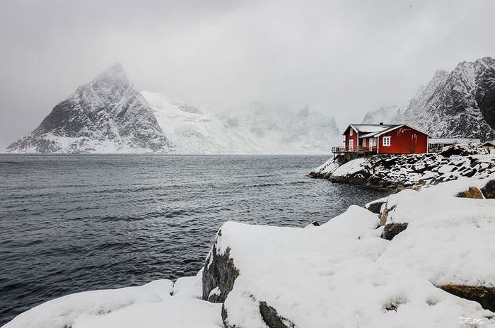 30 Lonely Little Houses