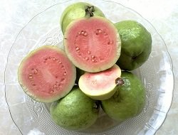 11 Ailments You Can Treat by Eating Guavas
