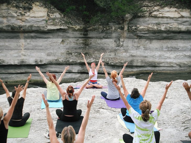 aerobics help arthritis, photo of group outdoor aerobics