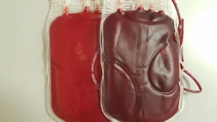 difference in comparison of random things, two bags of blood of different shades of red, one depicting a smoker's blood and the other a non-smoker's blood