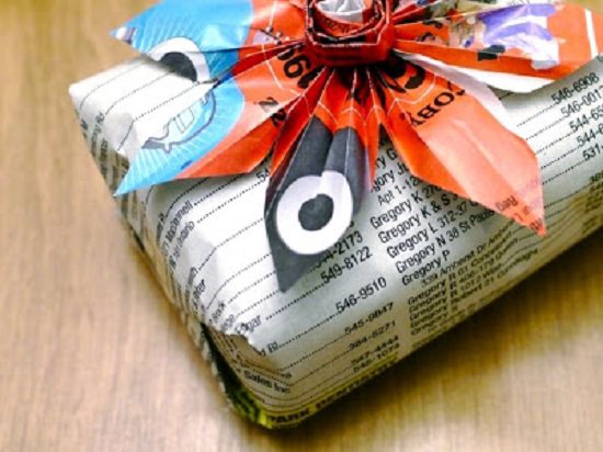 DIY ways of Gift-Wrapping Presents, Junk mail gift bow
