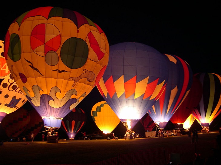 Different Hot air Balloons from Around the World, Hot air balloon glow Photo taken at the Ashland, Ohio Balloonfest, 2005