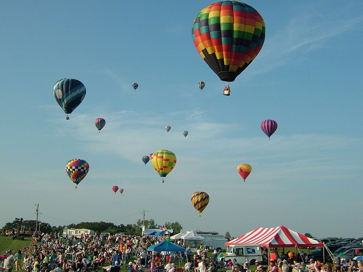 Different Hot air Balloons from Around the World, Great Pershing Balloon Derby, many multicolored balloons