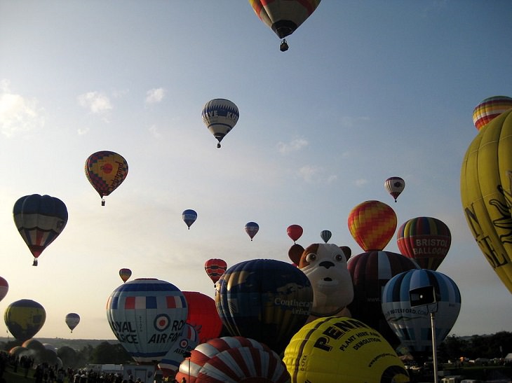 Different Hot air Balloons from Around the World, Bristol International Balloon Fiesta, multicolored hot air balloons 