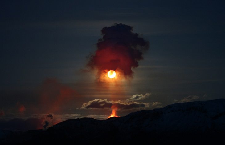 Perfectly-timed photographs, The Full Moon just as it moves over a volcanic eruption in Iceland