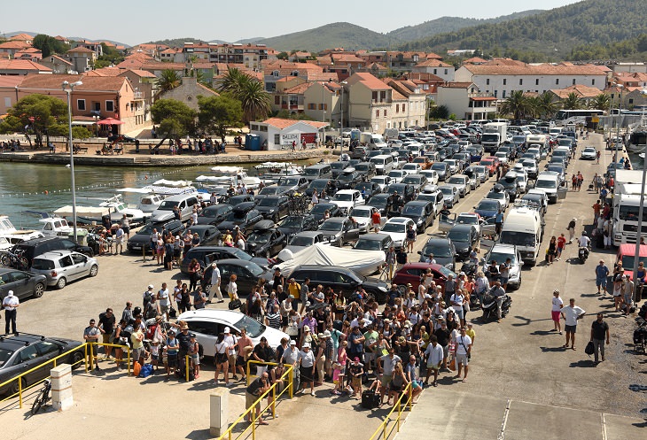 Tips for making the most of your next cruise trip, cruise ship docked at a crowded port with large group of people attempting to board