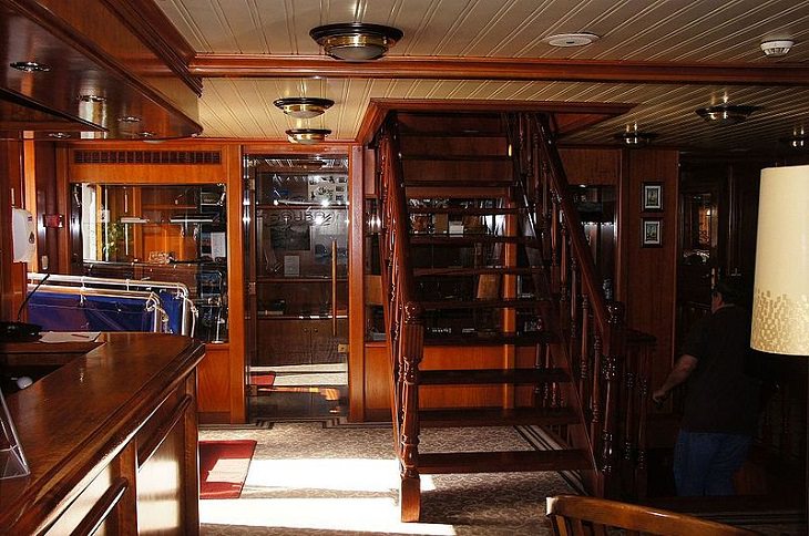 Tips for making the most of your next cruise trip, picture of a shop and lounge in a cruise ship 