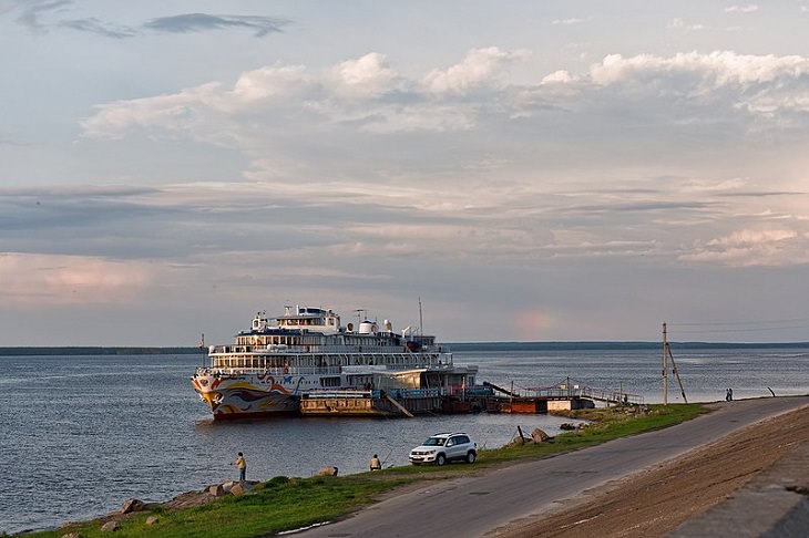 Tips for making the most of your next cruise trip, cruise ship with colorful design docked at a small port beside an empty road