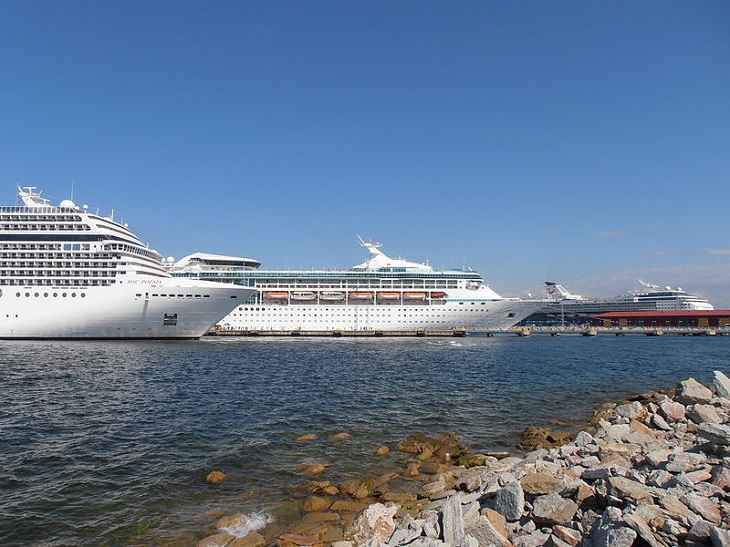 Tips for making the most of your next cruise trip, three cruise ships docked at a port