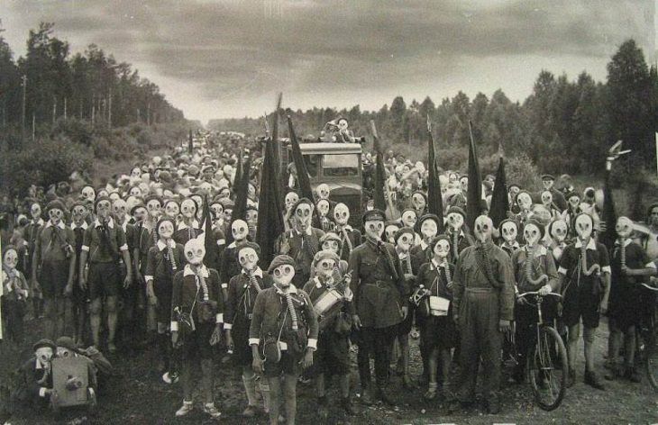 Interesting Things Only Found on Earth, An active volcano spewing poisonous gas made the 3000 residents of Miyakejima, Japan, choose to live permanently wearing gas masks instead of leaving the island