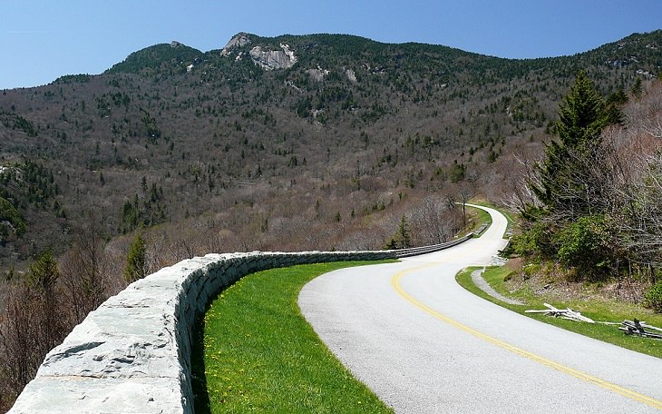 Beautiful sights and views of various mountains, peaks and wildlife in the blue ridge mountain range, The Blue Ridge parkway that connects the major visiting spots of the Blue Ridge Mountain Range