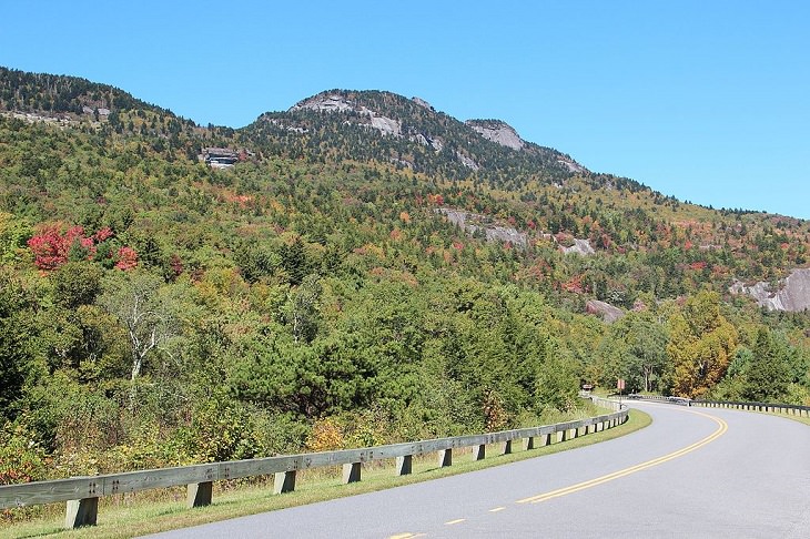 Beautiful sights and views of various mountains, peaks and wildlife in the blue ridge mountain range, View from Beacon Heights, along the Blue Ridge Parkway