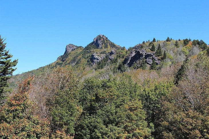 Beautiful sights and views of various mountains, peaks and wildlife in the blue ridge mountain range, View of the Grandfather peaks from Half Moon Overlook