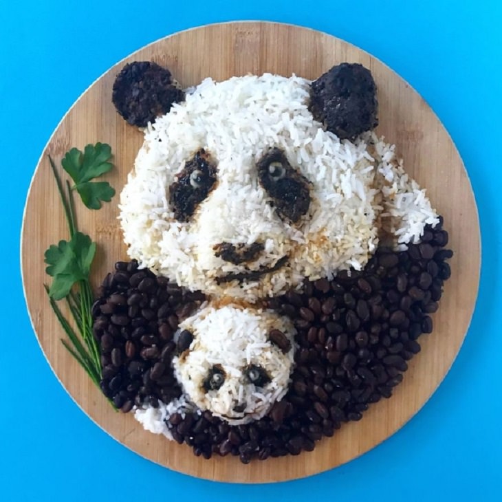 Beautiful and creative artwork made with food on plates by de meal prepper, art made from food, Panda and baby panda