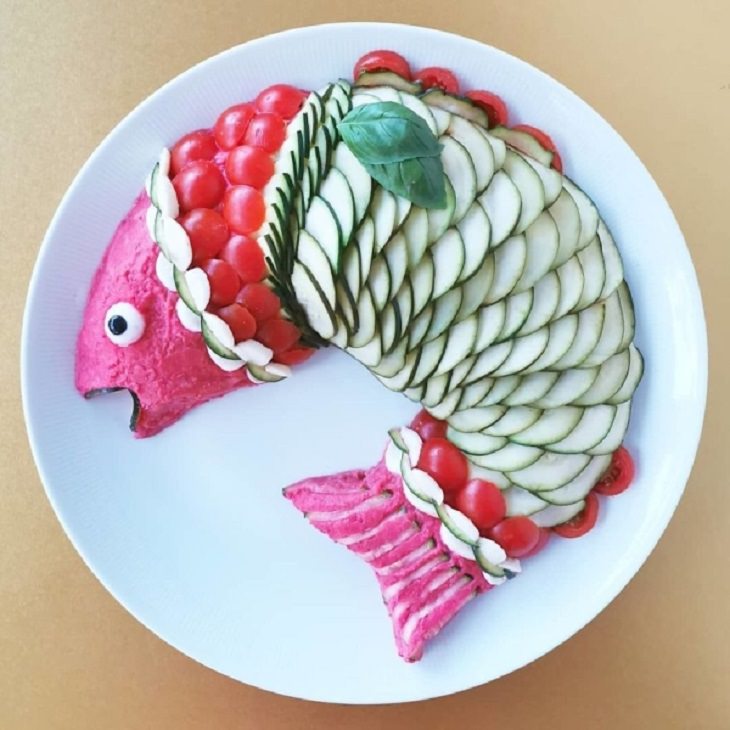 Beautiful and creative artwork made with food on plates by de meal prepper, art made from food, fish made from fruit