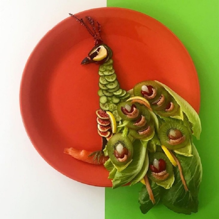 Beautiful and creative artwork made with food on plates by de meal prepper, art made from food, Peacock