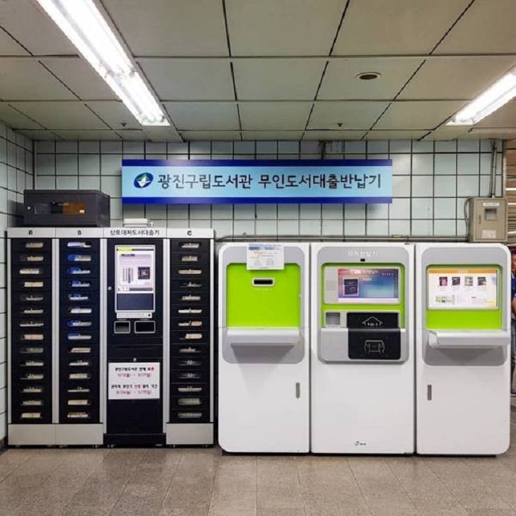 interesting, strange and unique things found only in South Korea, library in the subway where, after registration, you can check out a book to read while traveling 