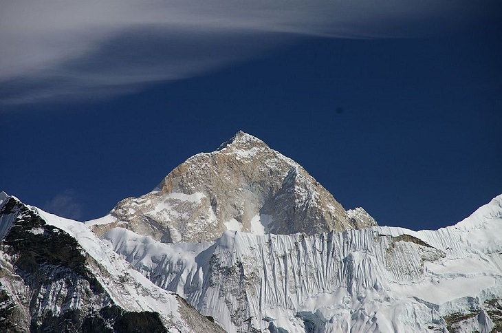 Pictures of the tallest peaks and beautiful landscapes found in the Himalayas, Makalu, at 27,800 feet, is the 5th highest peak in the wold, located between China, Tibet and Nepal