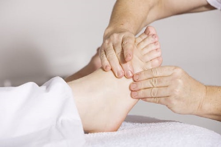 foot, feet, hands, legs, arms, swelling, swollen, edema, fluid, pain, joints