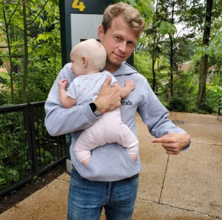 Hilarious photographs that show the best parents and parenting done right, father holding baby with baby's feet in the pockets
