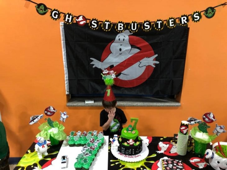 Hilarious photographs that show the best parents and parenting done right, ghostbuster-themed party