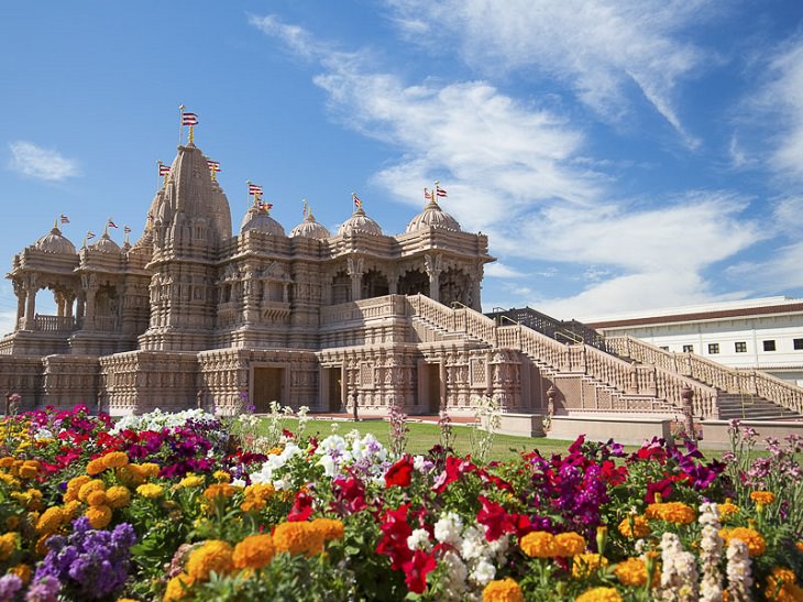 Beautiful ornate Hindu temples found in India and other countries across the World, The BAPS Shri Swaminarayan Mandir in California, United States