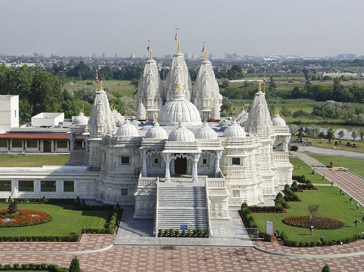 Beautiful ornate Hindu temples found in India and other countries across the World, The BAPS Shri Swaminarayan Mandir in Ontario, Canada