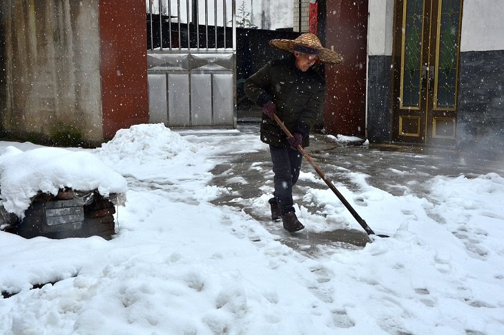 Helpful Winter Life Hacks On a Budget for dealing with Ice, Frost and Snow, use cooking spray on shovels and ice scrapers while shovelling