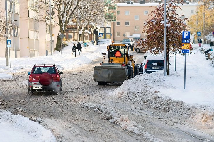 Helpful Winter Life Hacks On a Budget for dealing with Ice, Frost and Snow, cars on icy roads using fresh kitty litter instead of salt