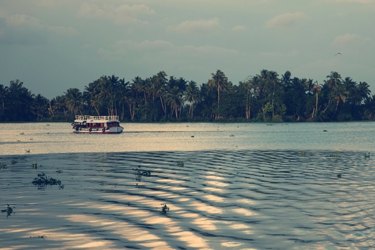 Sights and must-see destinations in the tourist state in India, Kerala, also known as God’s Own Country, An open view of Kerala’s Backwaters, an interwoven chain of lakes and lagoons