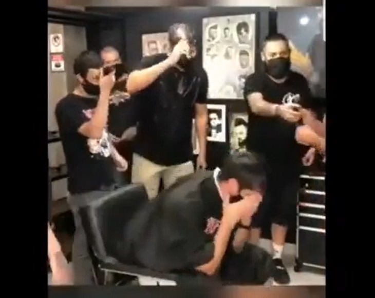 Wholesome and heartwarming pictures and stories, This kid was sad when he went to get his head shaved for his cancer treatment, so one by one, the barbers and other patrons shaved off their hair as a show of support