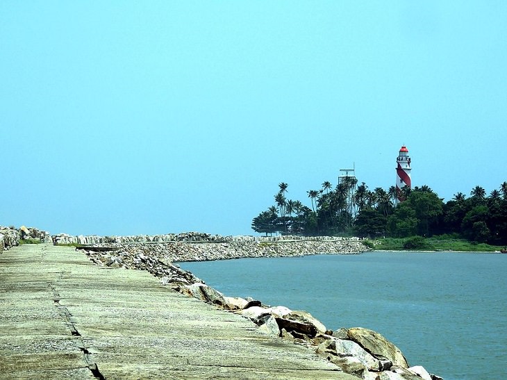 Sights and must-see destinations in the tourist state in India, Kerala, also known as God’s Own Country, A calm harbour and its lighthouse in the outskirts of the district Kollam