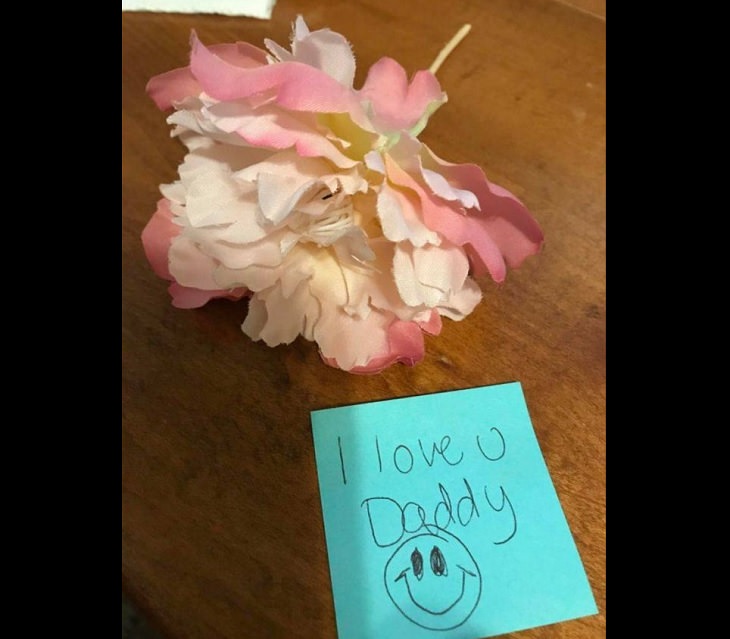 Wholesome and heartwarming pictures and stories, flower and letter on desk saying “Love you daddy”