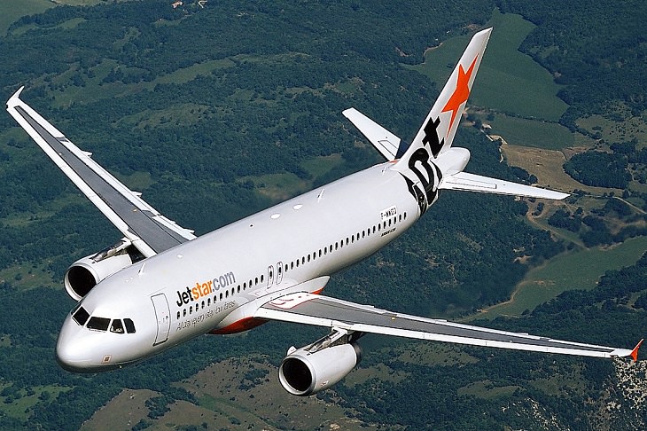 Most commercially successful passenger airplanes and aircrafts used by airlines around the world, Airbus A320
