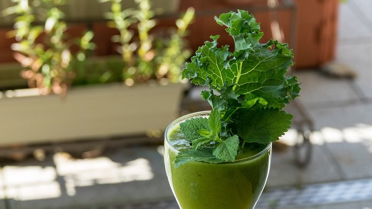 Common, popular and easy to make drinks that improve the health, youth and brightness of skin, Green Juice with Kale