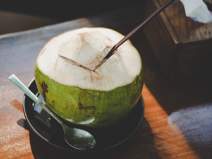 Common, popular and easy to make drinks that improve the health, youth and brightness of skin, Coconut Water