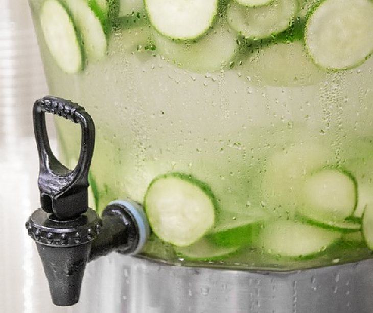 Common, popular and easy to make drinks that improve the health, youth and brightness of skin, Cucumber Infused Water