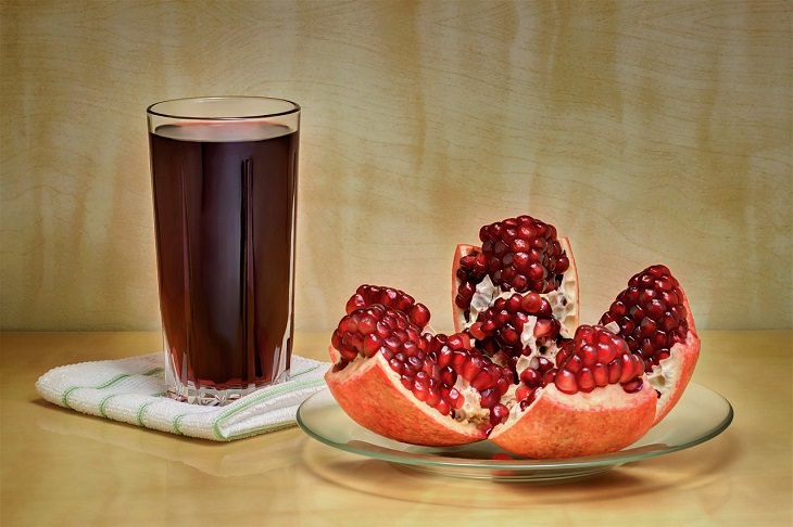 Common, popular and easy to make drinks that improve the health, youth and brightness of skin, Pomegranate Juice