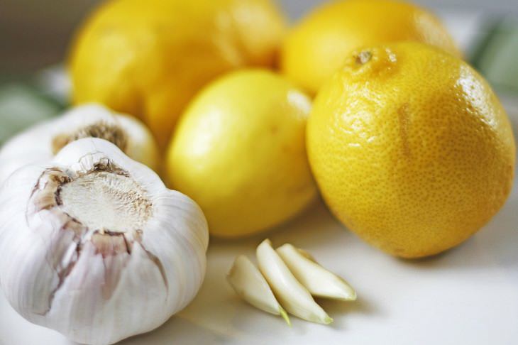 Natural remedies for bug repellents and getting rid of pests in the house and outside, lemon and garlic juice