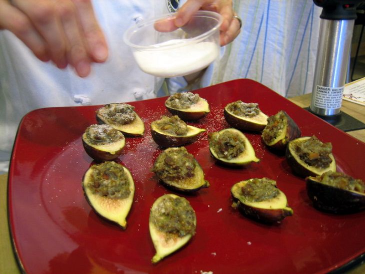 8 tips and tricks to help children develop healthy eating habits, Man in white shirt sprinkling sugar over figs