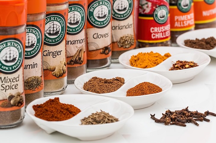 Common cooking mistakes and cooking tips, Various seasonings and spices in bowls and in bottles