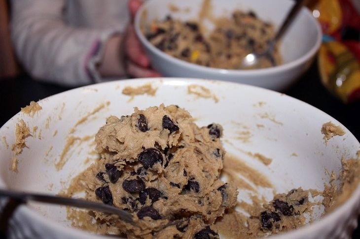 Common cooking mistakes and cooking tips, Bowl of cookie batter with big chocolate chips