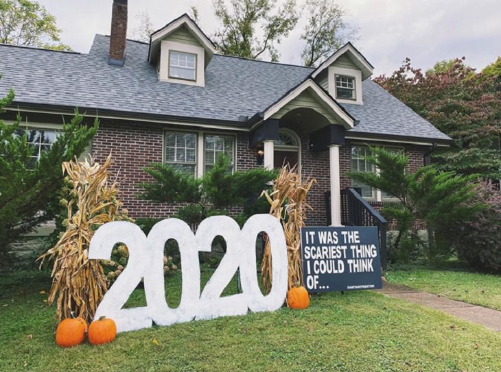 Creative and spooky halloween decorations from 2020, Large sign of “2020” next to small sign that says “It was the scariest thing I could think of”