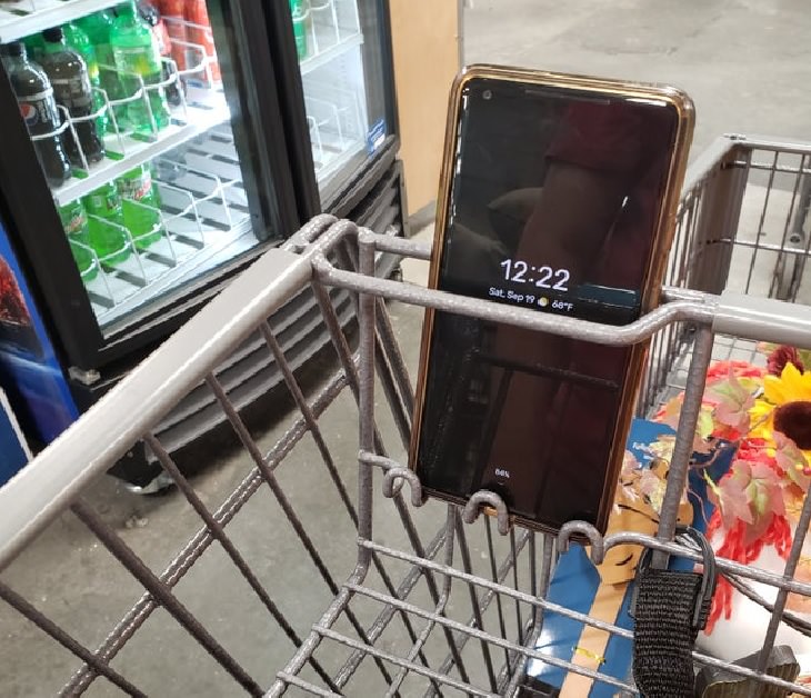 Innovative and unique creative designs and concepts from around the world, Shopping carts that come with cellphone holders