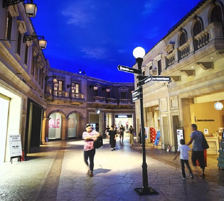 Innovative and unique creative designs and concepts from around the world, The interiors of this mall in Tokyo are designed to look like an Italian city