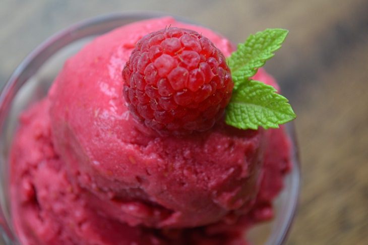 Common ingredients to be avoided in weight-loss smoothies, 2 scopes of raspberry frozen yogurt with a raspberry on top