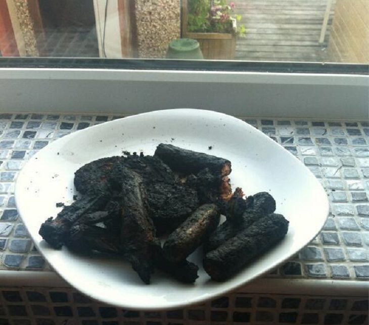 Hilarious cooking and baking fails, Blackened and burnt food item on a plate