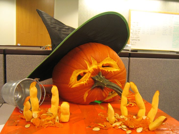 12 easy, fun and budget-friendly / cheap DIY Halloween decorations, melting pumpkin witch